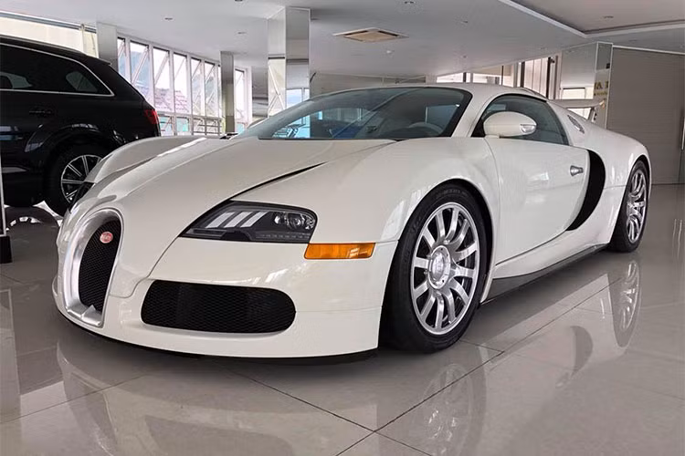 Như vậy, siêu xe Bugatti Veyron độc nhất Việt Nam giờ đây đã có ngoại thất màu trắng, đây là gam màu rất được Chủ tịch Trung Nguyên - Đại gia Đặng Lê Nguyên Vũ ưa chuộng. Ngoài bộ áo màu trắng, "ông hoàng tốc độ" Bugatti Veyron này còn được độ đèn theo phiên bản Super Sport.