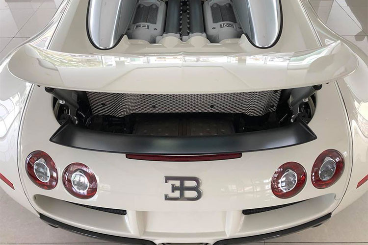 Những thông số ấn tượng về tốc độ của Bugatti Veyron là điều khiến không ít người nổi tiếng trên thế giới sẵn sàng bỏ ra số tiền lớn để sở hữu - chính vì vậy ngoài mức giá siêu đắt để sở hữu nó, ngay cả khi sở hữu và vận hành nó cũng là những khoản chi phí không hề nhỏ.