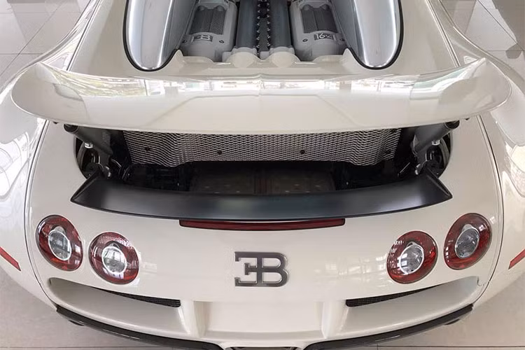 Những thông số ấn tượng về tốc độ của Bugatti Veyron là điều khiến không ít người nổi tiếng trên thế giới sẵn sàng bỏ ra số tiền lớn để sở hữu - chính vì vậy ngoài mức giá siêu đắt để sở hữu nó, ngay cả khi sở hữu và vận hành nó cũng là những khoản chi phí không hề nhỏ.