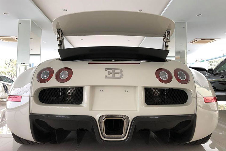 Hiện chưa rõ mức giá bán của chiếc Bugatti Veyron lúc về tay Chủ tịch Trung Nguyên - Đại gia Đặng Lê Nguyên Vũ là bao nhiêu. Tuy nhiên, theo giới thạo tin đồn đoán giá của siêu xe độc nhất Việt Nam này sẽ không dưới 2,1 triệu USD (tương đương 47,797 tỷ đồng).