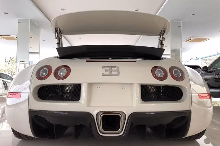 Hiện chưa rõ mức giá bán của chiếc Bugatti Veyron lúc về tay Chủ tịch Trung Nguyên - Đại gia Đặng Lê Nguyên Vũ là bao nhiêu. Tuy nhiên, theo giới thạo tin đồn đoán giá của siêu xe độc nhất Việt Nam này sẽ không dưới 2,1 triệu USD (tương đương 47,797 tỷ đồng).