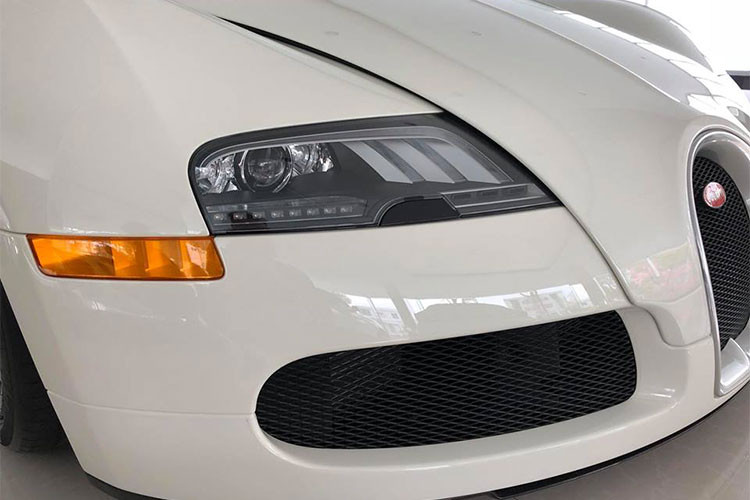 Theo như Bugatti cho biết, thời gian sản xuất một chiếc Veyron mất khoảng 400 giờ, riêng bộ lưới tản nhiệt cũng mất đến 15 giờ gia công. Một chiếc Bugatti Veyron được chia làm 3 phần riêng biệt và ghép với nhau bởi những chiếc bu-lông titan, có giá 100 USD. Loại bu-lông này chỉ sử dụng được một lần, khi tháo ra là không thể sử dụng lại được.