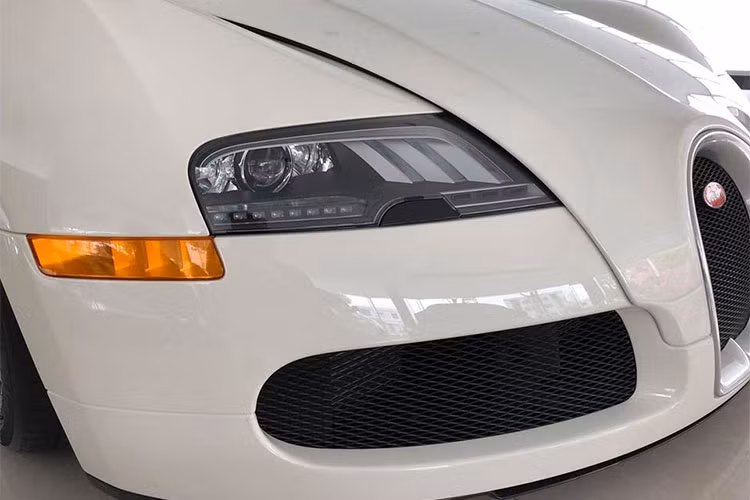 Theo như Bugatti cho biết, thời gian sản xuất một chiếc Veyron mất khoảng 400 giờ, riêng bộ lưới tản nhiệt cũng mất đến 15 giờ gia công. Một chiếc Bugatti Veyron được chia làm 3 phần riêng biệt và ghép với nhau bởi những chiếc bu-lông titan, có giá 100 USD. Loại bu-lông này chỉ sử dụng được một lần, khi tháo ra là không thể sử dụng lại được.