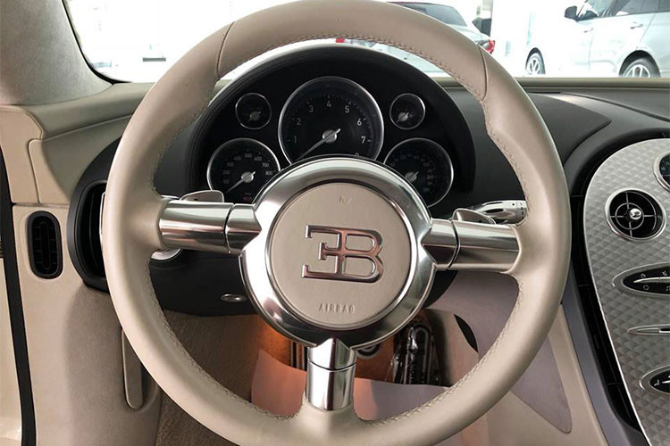 Mặc dù là mẫu siêu xe đỉnh cao được sản xuất giới hạn và có giá hơn 1 triệu USD khi xuất xưởng, tuy nhiên không gian nội thất bên trong xe khá đơn giản. Chiếc Bugatti Veyron độc nhất Việt Nam sở hữu nội thất màu kem sữa kết hợp cũng những chi tiết kim loại mạ chrome sáng bóng.