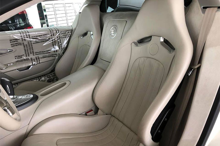 Chiếc Bugatti Veyron độc nhất Việt Nam này cũng chính là siêu xe có số lần lăn bánh trên đường ít nhất tại Việt Nam. Đa phần xe nằm im dưới garage của Minh Nhựa trong 4 năm sở hữu trước khi bán lại cho công ty nhập khẩu tư nhân quận 5 vào tháng 9/2016.