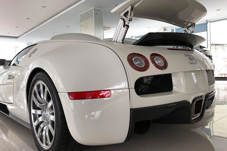 Siêu xe được mệnh danh là "ông hoàng tốc độ" này sở hữu bộ lốp Michelin PAX được chế tạo riêng, chiều rộng lốp sau lên tới 14,5 inch (gấp đôi xe bình thường). Chỉ riêng bốn lốp xe đã có giá khoảng 70.000 USD.