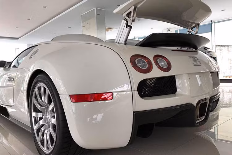 Siêu xe được mệnh danh là "ông hoàng tốc độ" này sở hữu bộ lốp Michelin PAX được chế tạo riêng, chiều rộng lốp sau lên tới 14,5 inch (gấp đôi xe bình thường). Chỉ riêng bốn lốp xe đã có giá khoảng 70.000 USD.