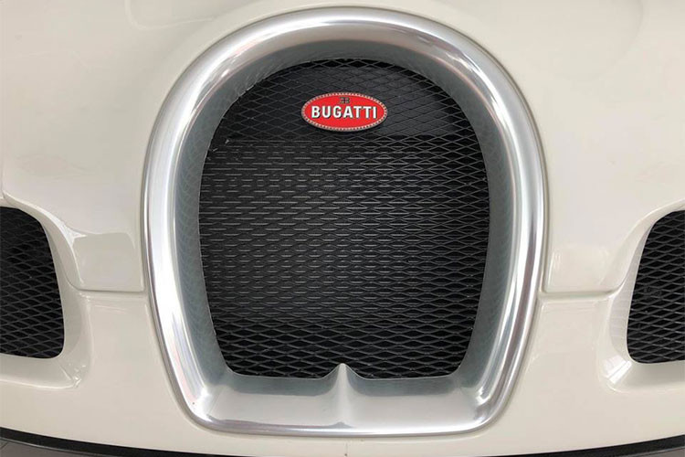 Bugatti Veyron cũng có nhiều điểm đặc biệt nhất so với những siêu xe đang có mặt tại Việt Nam. Dây chuyền lắp ráp của siêu xe này tại Pháp được phụ trách bởi 25 người và các công đoạn hầu như thực hiện hoàn toàn thủ công.