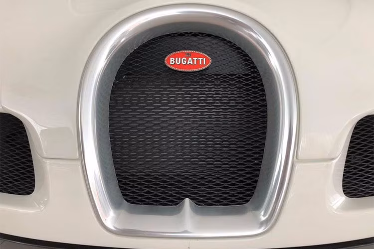 Bugatti Veyron cũng có nhiều điểm đặc biệt nhất so với những siêu xe đang có mặt tại Việt Nam. Dây chuyền lắp ráp của siêu xe này tại Pháp được phụ trách bởi 25 người và các công đoạn hầu như thực hiện hoàn toàn thủ công.