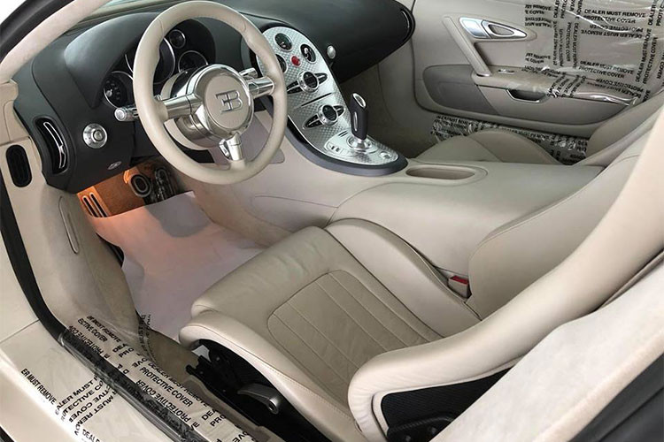 Ngoài việc sơn lại các chi tiết ngoại thất từ đỏ sang trắng và độ lại đèn pha của bản Super Sport, chiếc Bugatti Veyron mới về tay Đại gia Đặng Lê Nguyên Vũ không được độ nội thất và động cơ. Khoang lái của xe vẫn mang màu kem như lúc còn thuộc sở hữu của Minh Nhựa.