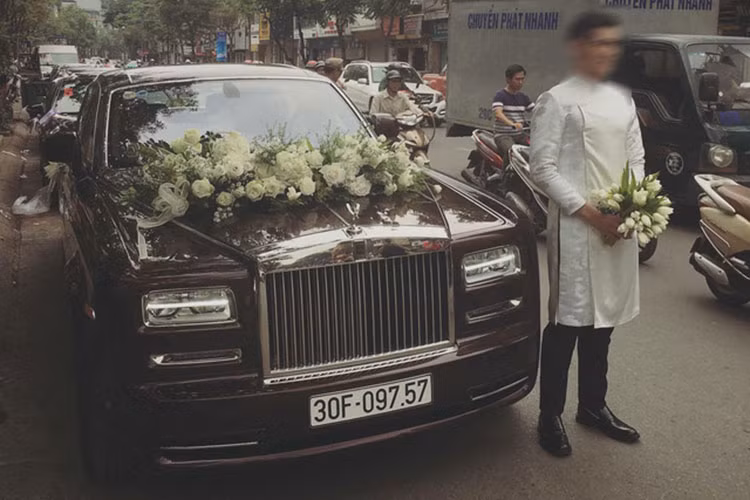 Nhân vật chính trong đám cưới này chính là con trai độc nhất của một đại gia kín tiếng ở Hà Nội. Thiếu gia này trước đó cũng đã từng mua một chiếc Rolls-Royce Ghost Series II chính hãng với giá bán hơn 30 tỷ đồng.