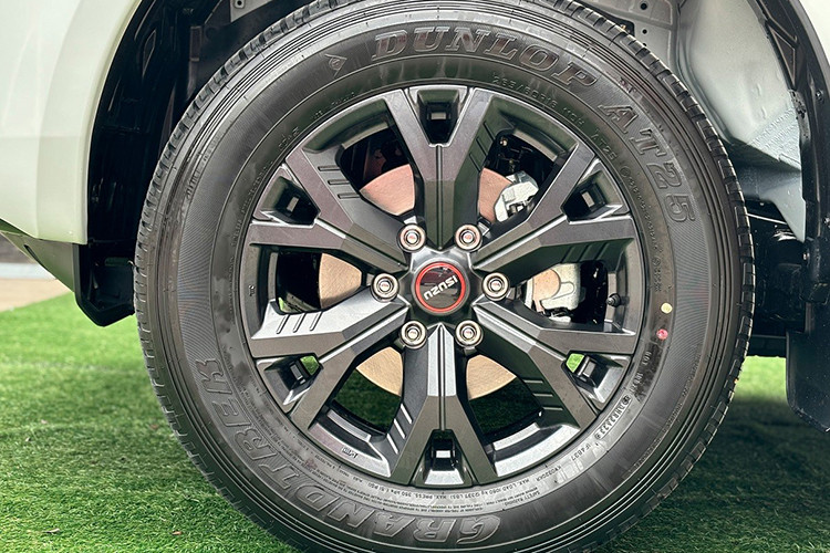 Nhờ chương trình giảm giá sâu, Isuzu D-Max có thể cạnh sòng phẳng với loạt xe cùng phân khúc như Mitsubishi Triton, Ford Ranger, Toyota Hilux. Tuy nhiên, đây không phải cú hích giúp D-Max cải thiện doanh số.