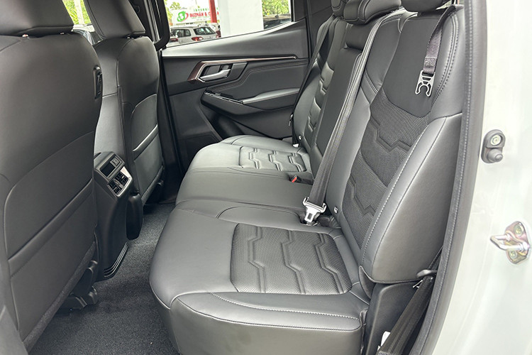 Khoang nội thất của Isuzu D-Max Type Z 2022 tích hợp nhiều tiện nghi hiện đại bao gồm màn hình cảm ứng trung tâm 9 inch kết nối Apple CarPlay/Android Auto, ghế lái chỉnh điện và dàn âm thanh 8 loa, điều hòa tự động 2 vùng.