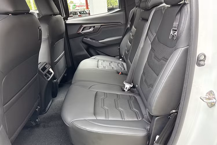 Khoang nội thất của Isuzu D-Max Type Z 2022 tích hợp nhiều tiện nghi hiện đại bao gồm màn hình cảm ứng trung tâm 9 inch kết nối Apple CarPlay/Android Auto, ghế lái chỉnh điện và dàn âm thanh 8 loa, điều hòa tự động 2 vùng.