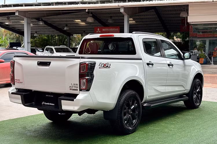 Chẳng hạn, một đại lý đang chào bán Isuzu D-Max phiên bản Type Z với mức giảm 140 triệu đồng. Vì vậy, người mua cần tham khảo để chọn được đơn vị cung cấp bảng giá xe bán tải Isuzu D-Max Type Z kèm ưu đãi hấp dẫn nhất.