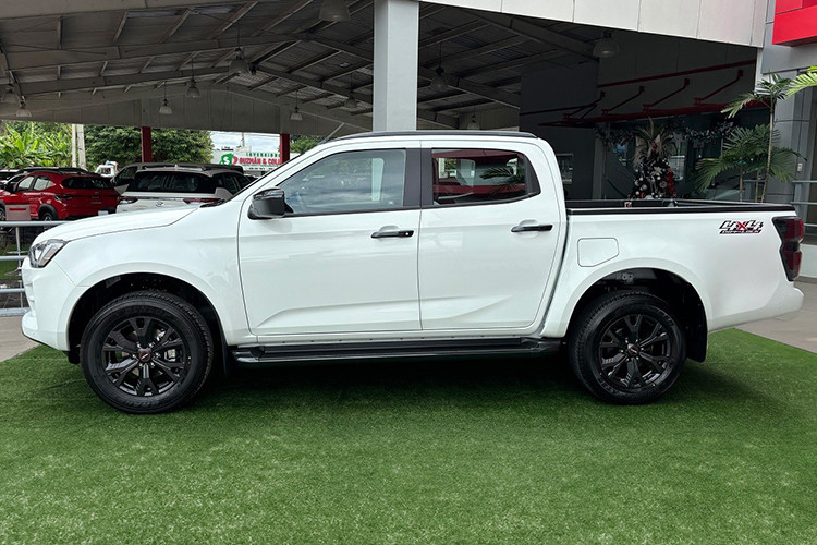 Tuy nhiên, chiếc xe được giảm giá sâu là chiếc xe đời 2022 cuối cùng tại đại lý. Đại lý triển khai chương trình giảm giá sâu nhằm mục đích dọn kho, tránh hàng tồn. Tùy vào chiến lược kinh doanh và lượng xe Isuzu D-Max tồn kho, chính sách giảm giá tại các đại lý Isuzu có sự khác nhau.