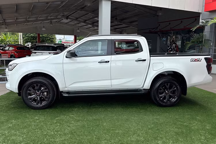 Tuy nhiên, chiếc xe được giảm giá sâu là chiếc xe đời 2022 cuối cùng tại đại lý. Đại lý triển khai chương trình giảm giá sâu nhằm mục đích dọn kho, tránh hàng tồn. Tùy vào chiến lược kinh doanh và lượng xe Isuzu D-Max tồn kho, chính sách giảm giá tại các đại lý Isuzu có sự khác nhau.