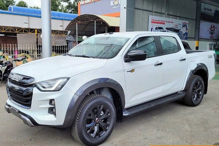 Khách hàng ngồi trên xe bán tải Isuzu D-Max sẽ được bảo vệ bởi hệ thống cảnh báo điểm mù, hỗ trợ đỗ xe trước/sau, ga tự động hay cân bằng điện tử, hỗ trợ khởi hành ngang dốc/đổ đèo.
