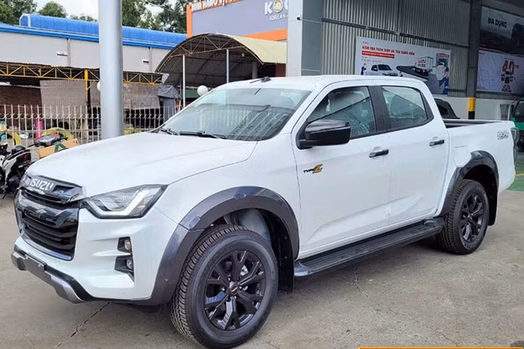 Khách hàng ngồi trên xe bán tải Isuzu D-Max sẽ được bảo vệ bởi hệ thống cảnh báo điểm mù, hỗ trợ đỗ xe trước/sau, ga tự động hay cân bằng điện tử, hỗ trợ khởi hành ngang dốc/đổ đèo.