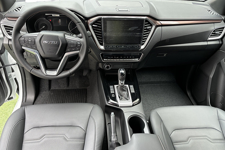 Tại Việt Nam, Isuzu D-Max là mẫu xe có doanh số khá khiêm tốn, thường xuyên được vinh danh trong Top 10 xe bán chậm. Doanh số tích lũy sau 11 tháng đầu năm của D-Max chỉ đạt 472 xe, xếp trên Toyota Hilux (127 xe) trong phân khúc.