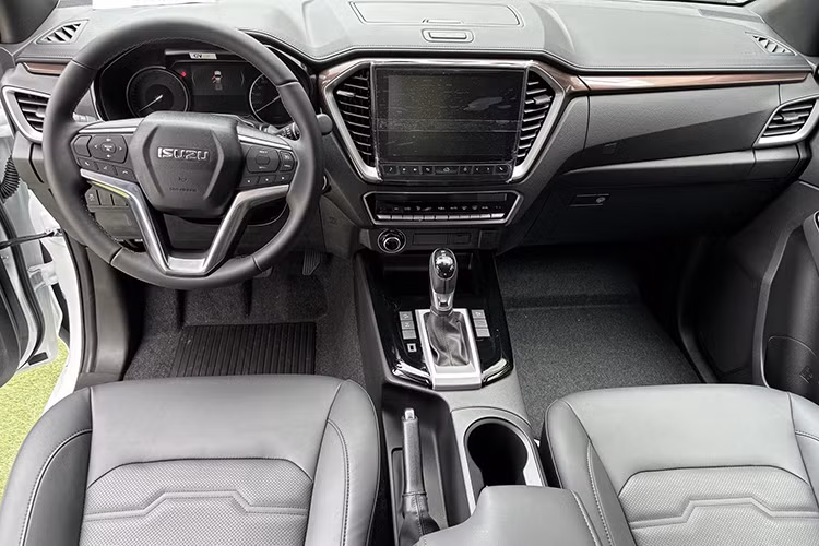 Tại Việt Nam, Isuzu D-Max là mẫu xe có doanh số khá khiêm tốn, thường xuyên được vinh danh trong Top 10 xe bán chậm. Doanh số tích lũy sau 11 tháng đầu năm của D-Max chỉ đạt 472 xe, xếp trên Toyota Hilux (127 xe) trong phân khúc.