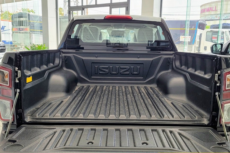 Nhân viên tư vấn tại đại lý cho hay, số lượng Isuzu D-Max sản xuất 2022 tồn kho không nhiều, chỉ còn một vài chiếc ít ỏi thuộc bản Type Z - Phiên bản cao nhất của dòng xe Isuzu D-Max.