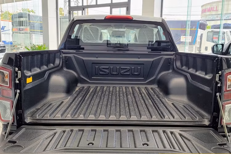 Nhân viên tư vấn tại đại lý cho hay, số lượng Isuzu D-Max sản xuất 2022 tồn kho không nhiều, chỉ còn một vài chiếc ít ỏi thuộc bản Type Z - Phiên bản cao nhất của dòng xe Isuzu D-Max.