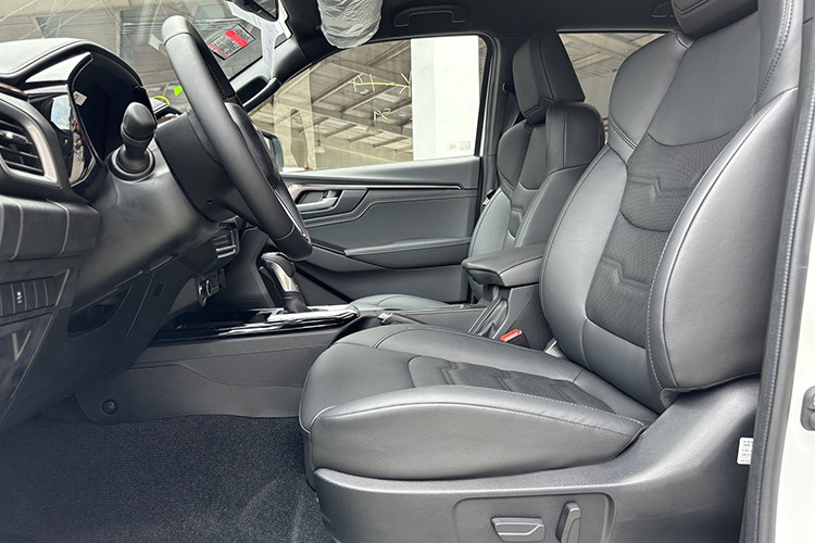 Những chiếc Isuzu D-Max Type Z đời 2022 có sự khác biệt nhỏ so với model 2023. Điều này được thể hiện rõ ở mặt ca-lăng và bộ mâm đa chấu kích thước 18 inch. Hệ thống chiếu sáng vẫn sử dụng công nghệ LED.