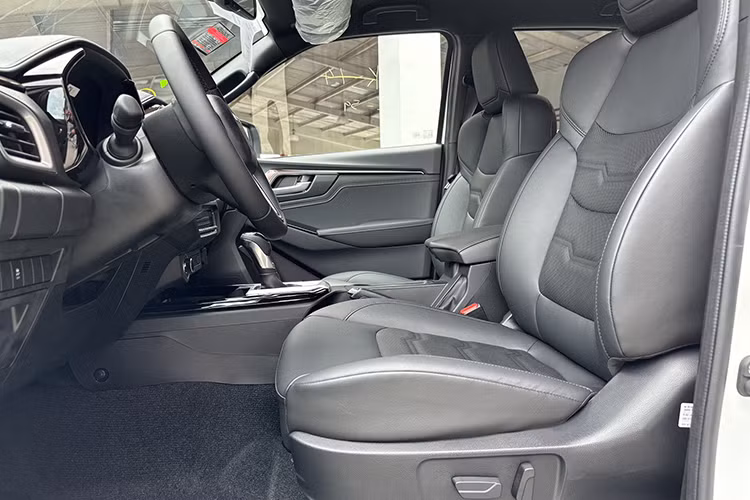 Những chiếc Isuzu D-Max Type Z đời 2022 có sự khác biệt nhỏ so với model 2023. Điều này được thể hiện rõ ở mặt ca-lăng và bộ mâm đa chấu kích thước 18 inch. Hệ thống chiếu sáng vẫn sử dụng công nghệ LED.