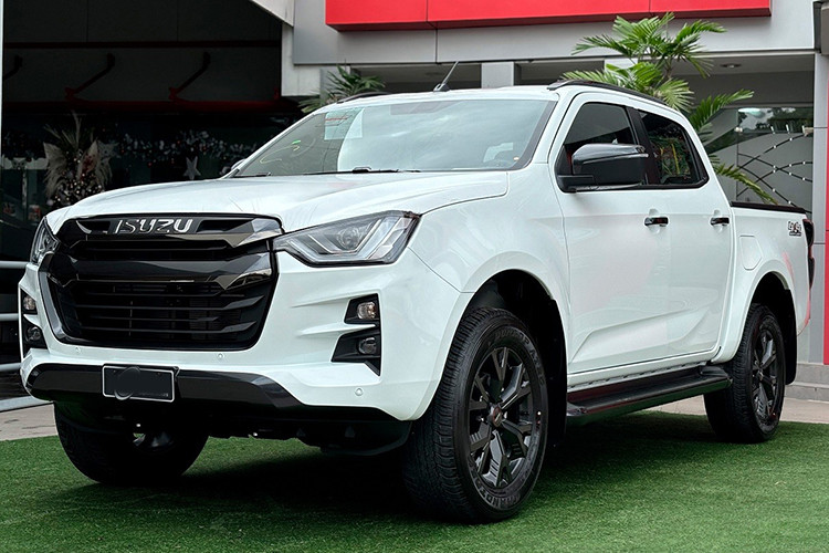 Một số đại lý Isuzu phía Nam đang chào bán xe Isuzu D-Max Type Z giảm giá chỉ còn 710 triệu đồng, mức giảm tới 170 triệu đồng so với giá niêm yết hiện tại (880 triệu đồng).
