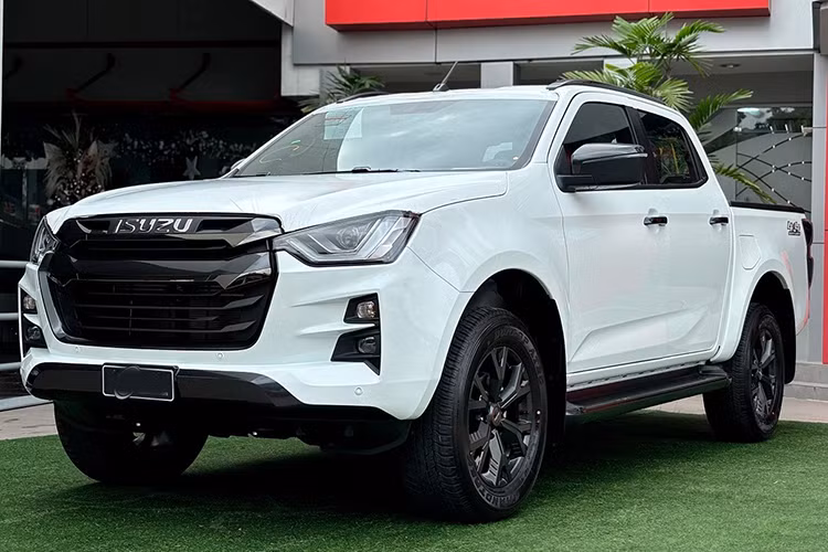 Một số đại lý Isuzu phía Nam đang chào bán xe Isuzu D-Max Type Z giảm giá chỉ còn 710 triệu đồng, mức giảm tới 170 triệu đồng so với giá niêm yết hiện tại (880 triệu đồng).