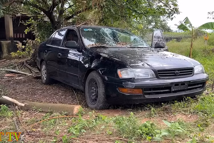 Bước tiếp theo là tìm động cơ cho chiếc siêu xe bản sao. Nhóm YouTuber này đã dùng động cơ của một chiếc Toyota Corona thế hệ thứ 9, còn được biết đến dưới cái tên Carina E, với giá chỉ khoảng 2,5 triệu đồng để lắp cho chiếc Koenigsegg Jesko bản sao. Không chỉ động cơ, Nhết TV còn làm lại cả hộp số và những bộ phận cơ khí quan trọng khác của một chiếc xe.