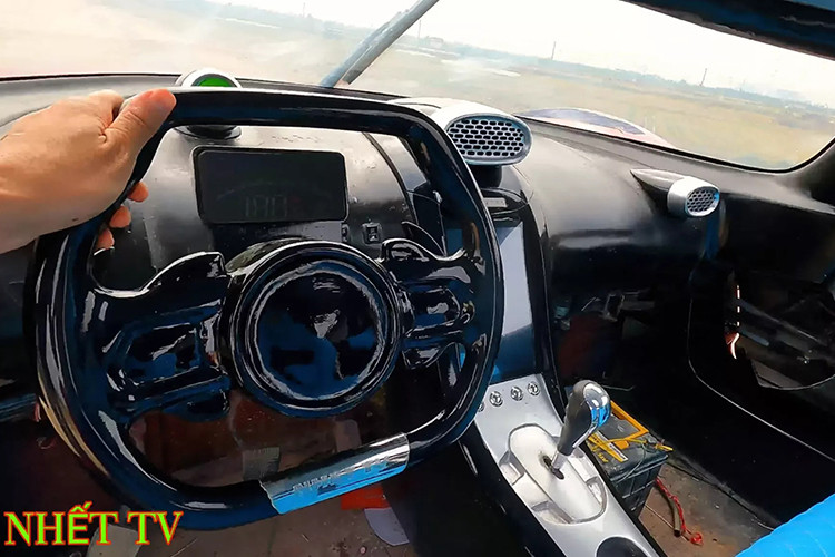 Những bộ phận khí động lực học cỡ lớn của Koenigsegg Jesko Attack cũng được chế tạo để lắp lên xe sao cho giống như bản thật. Bên cạnh đó là đĩa phanh giả với cùm phanh màu xanh lá.