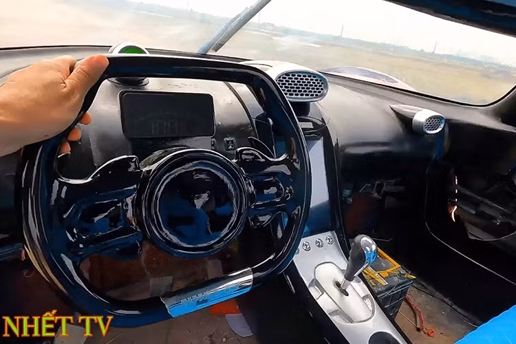 Những bộ phận khí động lực học cỡ lớn của Koenigsegg Jesko Attack cũng được chế tạo để lắp lên xe sao cho giống như bản thật. Bên cạnh đó là đĩa phanh giả với cùm phanh màu xanh lá.