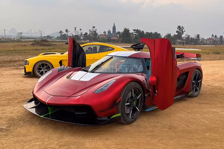 Chiếc siêu xe Koenigsegg Jesko bản sao của nhóm YouTuber người Việt được sơn màu đỏ tươi với những điểm nhấn màu trắng, xanh và đen. Để càng giống hàng thật càng tốt, Nhết TV đã lắp thêm bộ đèn pha và đèn hậu tự chế cho xe.