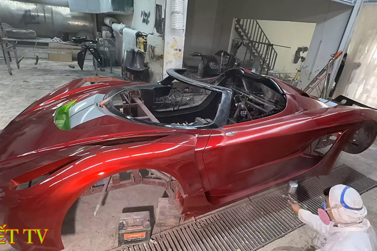 Hệ thống treo độc lập hoàn toàn cũng là sản phẩm do nhóm YouTuber này thiết kế. Để thử nghiệm độ bền, nhóm YouTuber đã thả phần khung từ trên cao xuống. Kết quả là Nhết TV đã tạo ra một bản sao với thiết kế không khác biệt nhiều so với siêu xe Koenigsegg Jesko hàng thật.