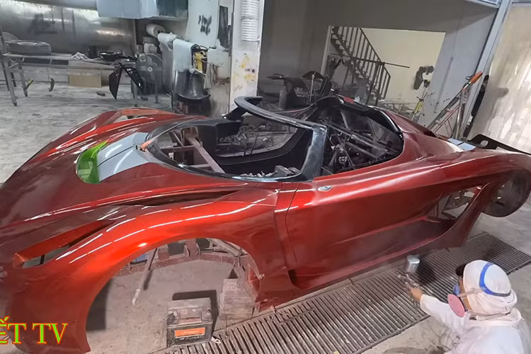 Hệ thống treo độc lập hoàn toàn cũng là sản phẩm do nhóm YouTuber này thiết kế. Để thử nghiệm độ bền, nhóm YouTuber đã thả phần khung từ trên cao xuống. Kết quả là Nhết TV đã tạo ra một bản sao với thiết kế không khác biệt nhiều so với siêu xe Koenigsegg Jesko hàng thật.