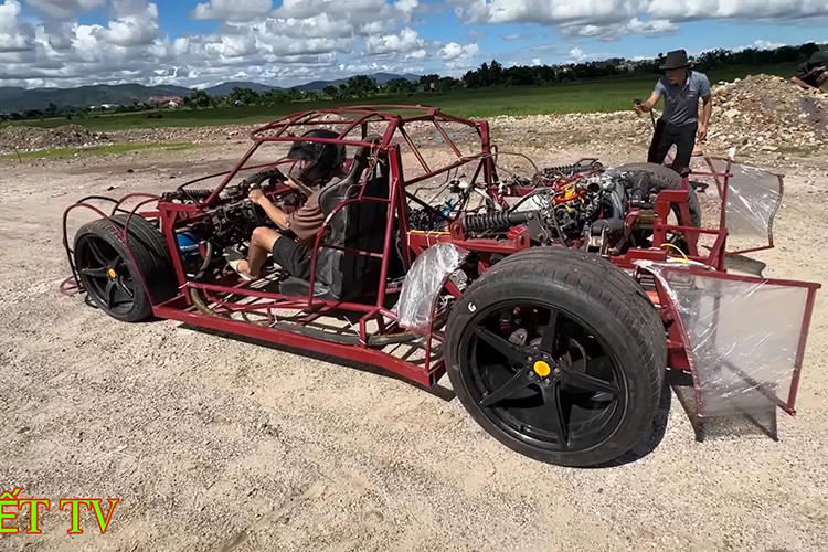 Được biết, nhóm YouTuber trẻ tuổi đã mất cả một năm mới hoàn thành dự án này. Đầu tiên, Nhết TV tạo ra phần khung xương bên trong của chiếc siêu xe Koenigsegg Jesko bản sao khá kỳ công.