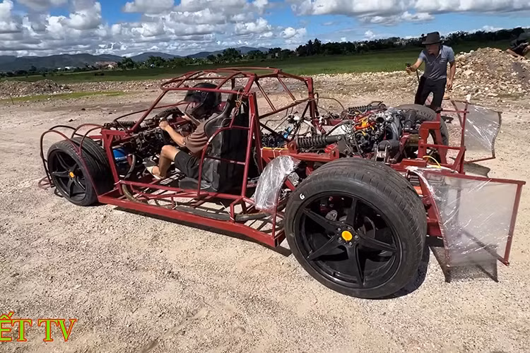 Được biết, nhóm YouTuber trẻ tuổi đã mất cả một năm mới hoàn thành dự án này. Đầu tiên, Nhết TV tạo ra phần khung xương bên trong của chiếc siêu xe Koenigsegg Jesko bản sao khá kỳ công.