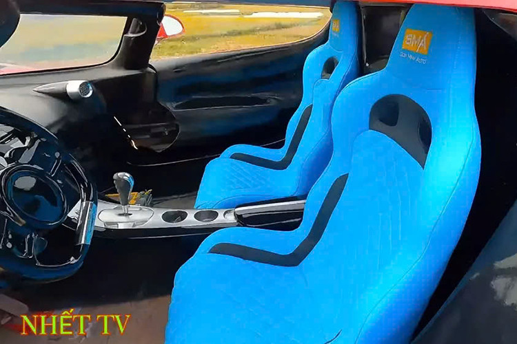 Chưa dừng lại, nhóm YouTuber này còn tự chế tạo những chi tiết có thể đóng/mở như cửa cánh bướm, nắp ca-pô và nắp cốp sau hình vỏ sò. Đây là một trong những việc khó nhất khi chế tạo một chiếc xe bản sao, đặc biệt với những ai không có kinh nghiệm trong mảng sản xuất ô tô.