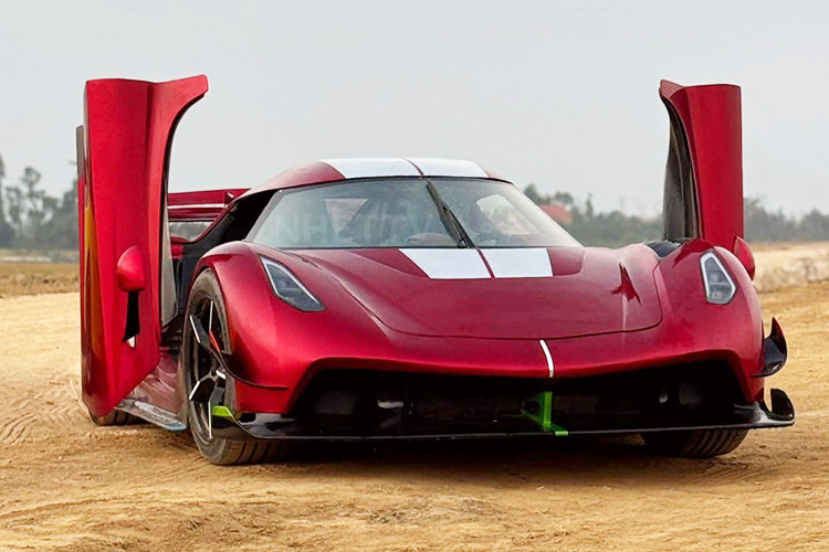 Ngoài ra, chiếc hypercar Koenigsegg Jesko Attack tự chế này còn được trang bị ghế thể thao bọc màu xanh nhạt và khâu quả trám. Trong khi đó, cụm điều khiển trung tâm đi kèm 2 giá đựng ly.