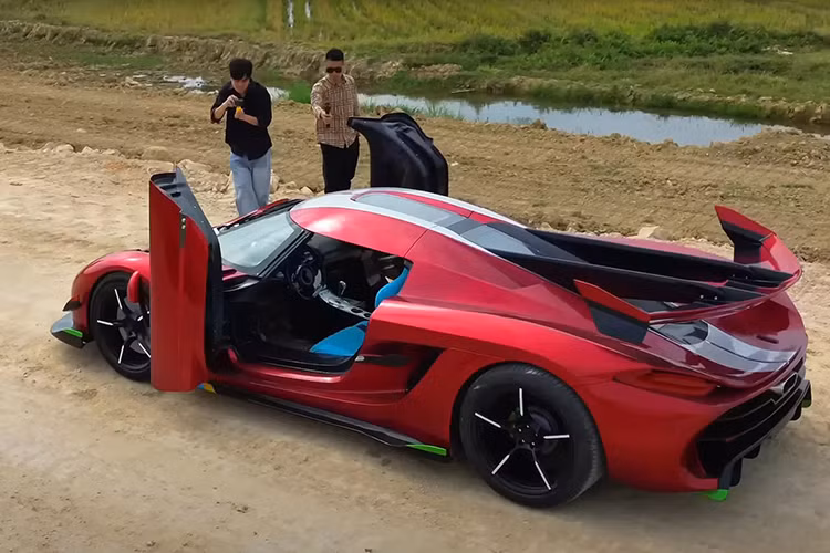 Giai đoạn cuối cùng của dự án là lắp nội thất cho chiếc siêu xe bản sao. Nội thất của xe tất nhiên được làm từ nhựa và màn hình rẻ tiền nhưng vẫn có thiết kế khá giống với Koenigsegg Jesko hàng thật.