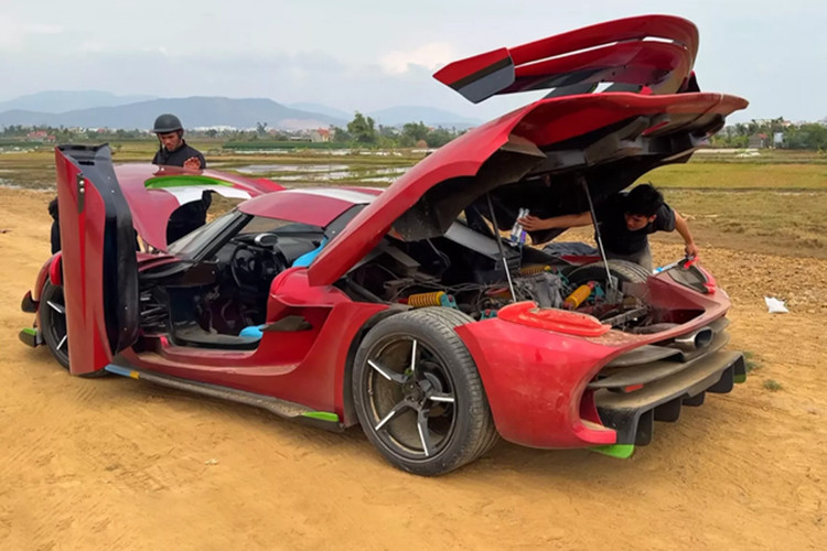 Động cơ xăng 4 xi-lanh, hút khí tự nhiên, dung tích 1.8L của Toyota Corona được đặt ở vị trí giữa bên trong khung gầm "hàng thửa". Sức mạnh động cơ không thể nào sánh với mức 1.600 mã lực của cỗ máy V8, tăng áp kép, dung tích 5.0L trên Koenigsegg Jesko hàng thật. Tuy nhiên, động cơ này là một lựa chọn chẳng những rẻ mà còn đáng tin cậy. 