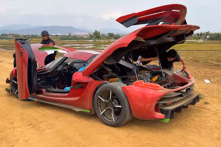 Động cơ xăng 4 xi-lanh, hút khí tự nhiên, dung tích 1.8L của Toyota Corona được đặt ở vị trí giữa bên trong khung gầm "hàng thửa". Sức mạnh động cơ không thể nào sánh với mức 1.600 mã lực của cỗ máy V8, tăng áp kép, dung tích 5.0L trên Koenigsegg Jesko hàng thật. Tuy nhiên, động cơ này là một lựa chọn chẳng những rẻ mà còn đáng tin cậy. 