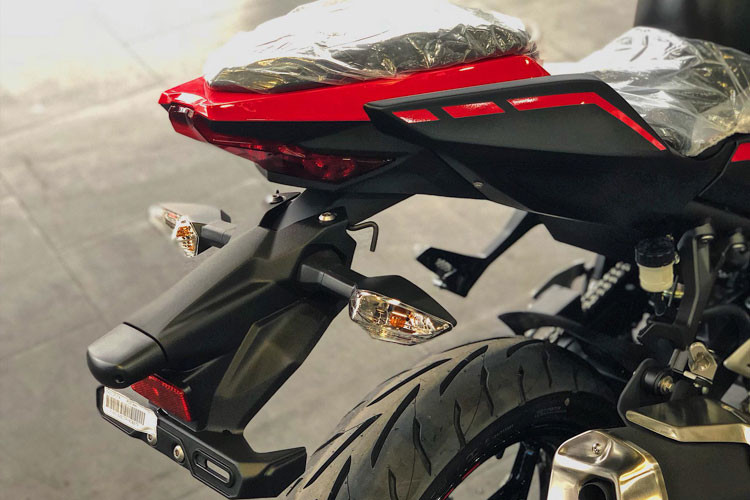 Hệ thống treo trên xe gồm phuộc ống lồng ở trước và giảm xóc đơn phía sau. Mâm xe thiết kế 5 chấu dạng chữ Y có kích thước 17 inch, đi kèm lốp 110/70 phía trước và 140/70 phía sau. Phanh đĩa đơn kích thước 310 mm phía trước và đĩa đơn 220 mm phía sau...