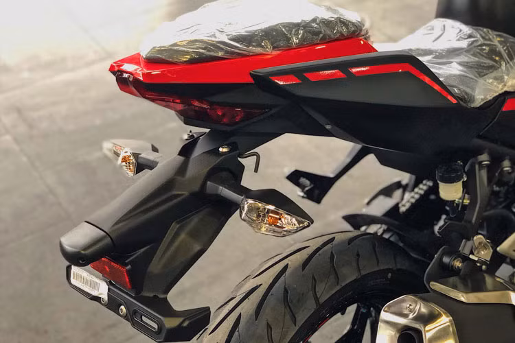 Hệ thống treo trên xe gồm phuộc ống lồng ở trước và giảm xóc đơn phía sau. Mâm xe thiết kế 5 chấu dạng chữ Y có kích thước 17 inch, đi kèm lốp 110/70 phía trước và 140/70 phía sau. Phanh đĩa đơn kích thước 310 mm phía trước và đĩa đơn 220 mm phía sau...