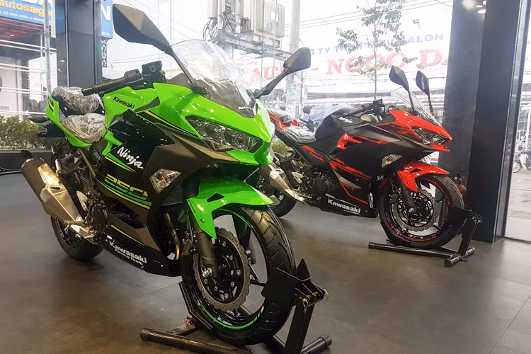 Xe sử dụng động cơ hai xy-lanh, cam đôi, làm mát bằng dung dịch, dung tích 249cc, sản sinh công suất tối đa 38,4 mã lực ở tua máy 12.500 vòng/phút, mô-men xoắn cực đại ở mức 23,5 Nm ở 10.000 vòng/phút. Như vậy, mẫu Kawasaki Ninja 250 ABS 2018 mạnh hơn đáng kể so với thế hệ cũ vốn đã dừng sản xuất với công suất chỉ 32,5 mã lực.