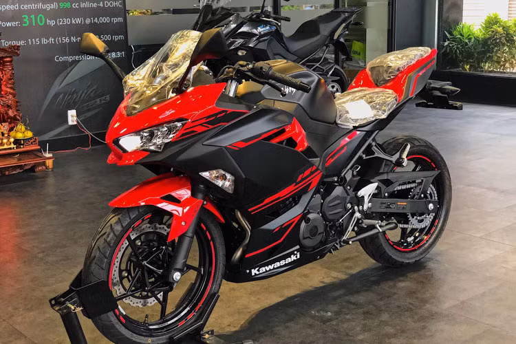 Với bình xăng 14 lít, kính chắn gió cao và tư thế ngồi khá thoải mái, Kawasaki Ninja 250 ABS 2018 mới được đánh giá là một mẫu môtô thể thao khá lý tưởng trong phân khúc 250cc. Ngoài ra, trang bị an toàn trên xe còn có hệ thống chống bó cứng phanh ABS tiêu chuẩn cho cả hai bánh.