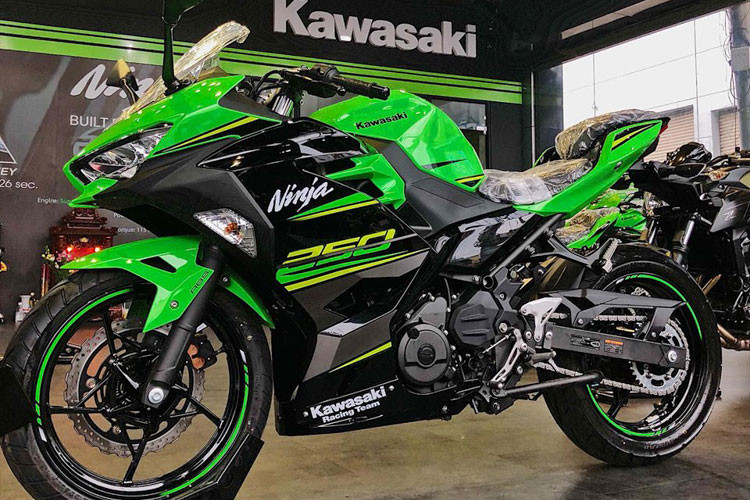 Giá Kawasaki Ninja 250 ABS 2018 được phân phối chính hãng ra tại thị trường Việt Nam ở mức 133 triệu đồng. Đây được xem là mức giá khá tốt cho một mẫu Sportbike 250 phân khối, động cơ 2 xilanh và rẻ hơn Yamaha YZF-R3. Mẫu xe này sẽ cạnh tranh trực tiếp với Honda CBR250RR.