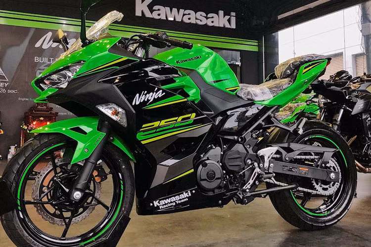Giá Kawasaki Ninja 250 ABS 2018 được phân phối chính hãng ra tại thị trường Việt Nam ở mức 133 triệu đồng. Đây được xem là mức giá khá tốt cho một mẫu Sportbike 250 phân khối, động cơ 2 xilanh và rẻ hơn Yamaha YZF-R3. Mẫu xe này sẽ cạnh tranh trực tiếp với Honda CBR250RR.